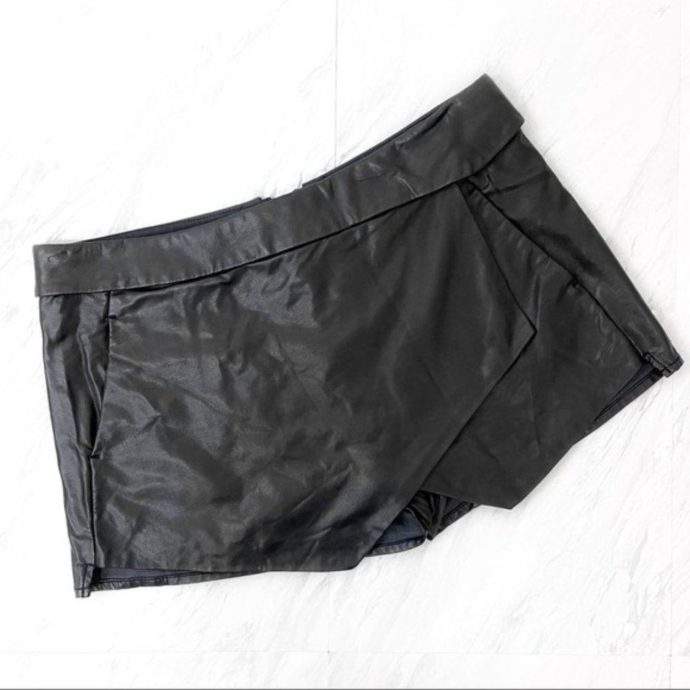 Aritzia- Talula Black Poly Berklee Skort Size 8.